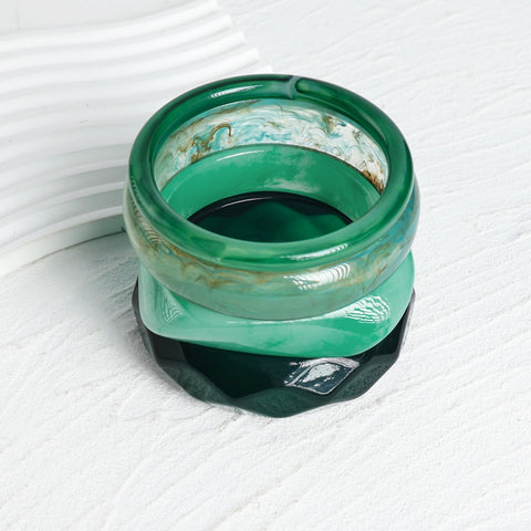 NoctisNest Green Acrylic Resin Bangles Bracelets, 4 Pcs Chunky Boho Geometric Acetate Plate Bracelets Stack, Trendy Resin Statement Wristband Wide Irregular Bangle Set for Women