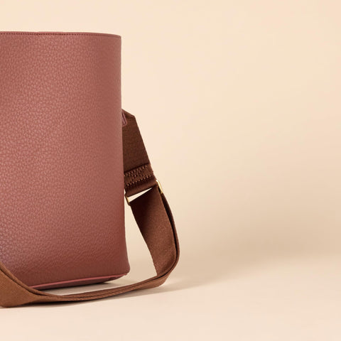 Amazon Essentials Women's Soft Bucket HandBag Tote with Minimalist Design, Dark Brown, One Size