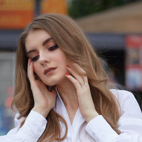 1.5ct Moissanite Promise Rings for Her, D Color VVS1 Clarity Lab Created Diamond Rings Brilliant Round Cut Side Stone Moissanite Engagement Ring Rhodium Plated S925 Sterling Silver Moissanite Rings Turandoss